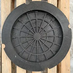 Люк садовый (до 1,5т.) черный, полимерно-песчаный 10