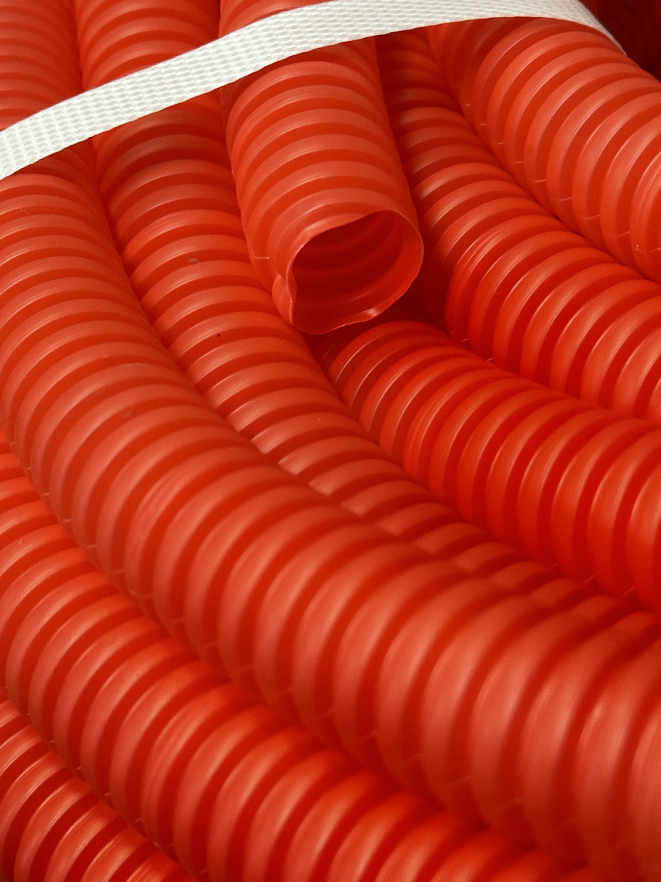Труба гофрированная ПНД для металлопластиковых труб d25 красная (50 м) 4